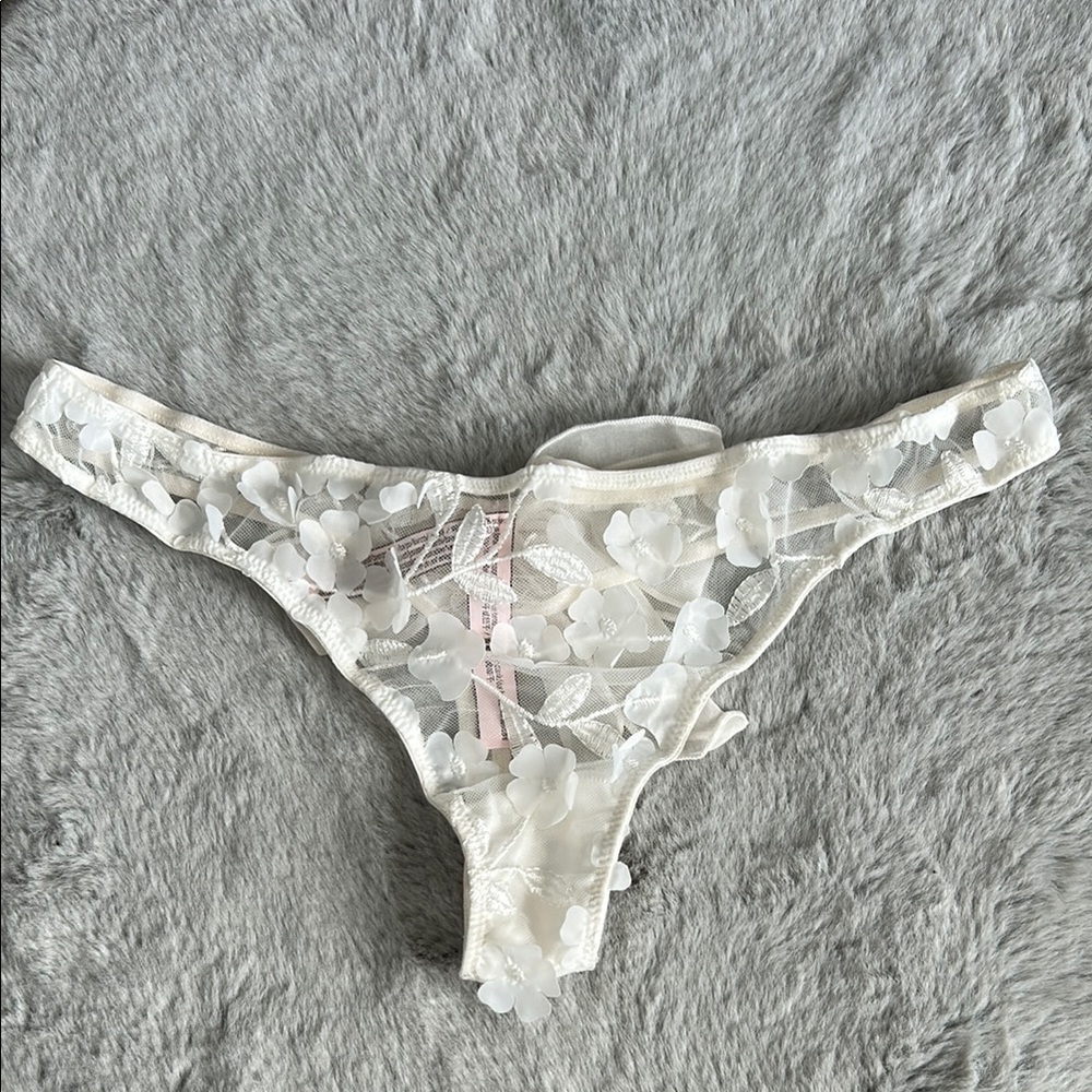 Victoria's Secret Embroidered Dream Angel Lace Thong M